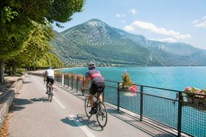 Cycling around Lake Annecy: the ultimate guide to scenic routes and bike hire